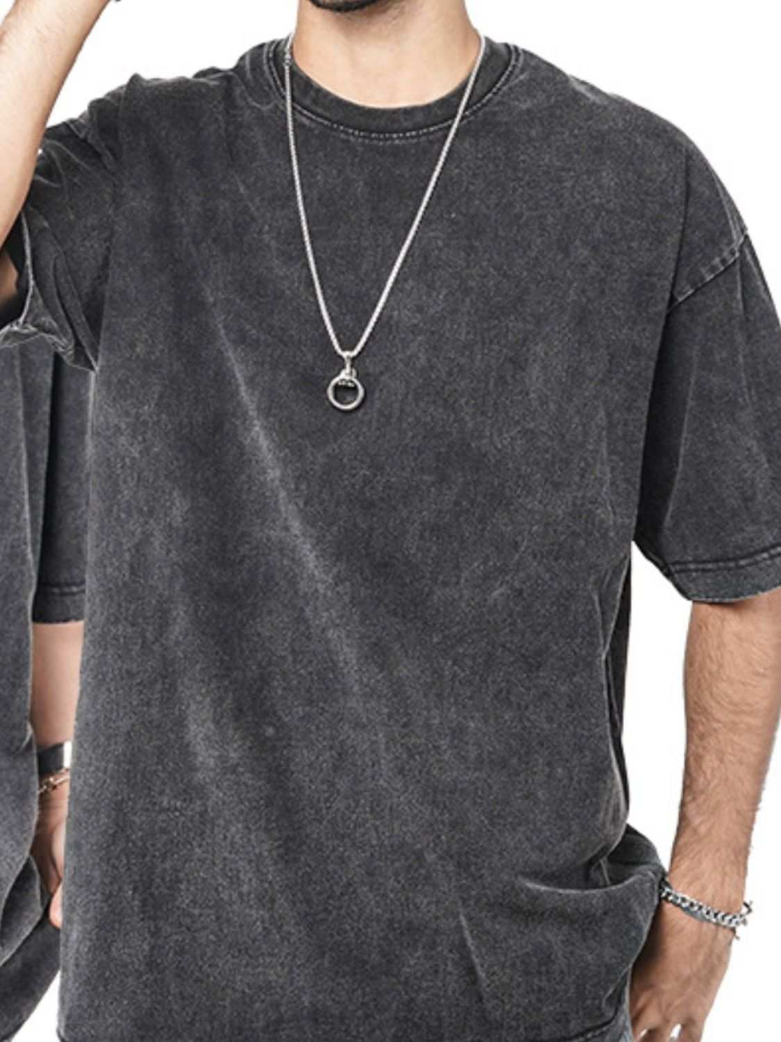 Men's round neck short sleeve t-shirt, basic style, cotton-polyester blend.