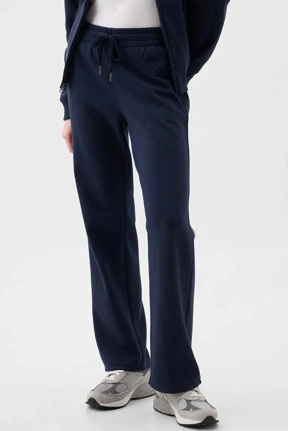 Drawstring pants with pockets in navy blue, made of polyester and cotton.