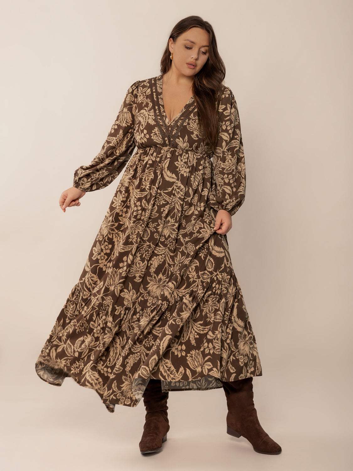 Plus size printed V-neck balloon sleeve maxi dress in polyester.