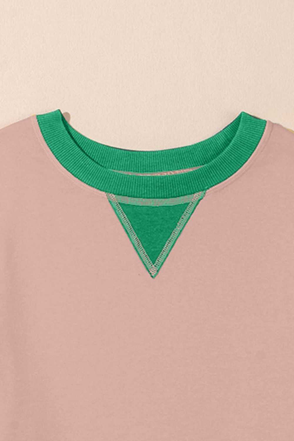 Contrast round neck long sleeve sweatshirt with green and beige color detail.
