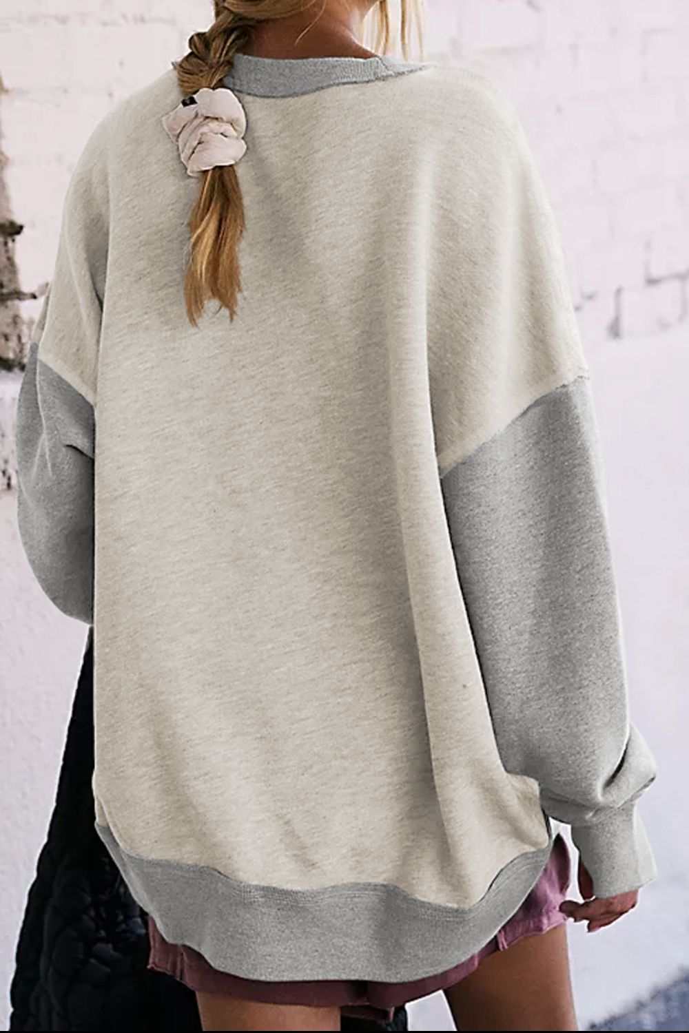 Contrast round neck long sleeve sweatshirt with basic style and opaque fabric.