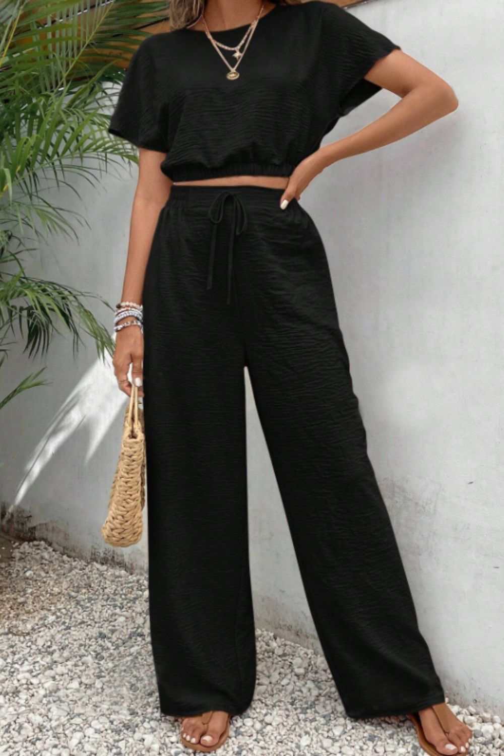 Round neck short sleeve top and pants set, buttoned and tied, 100% polyester.