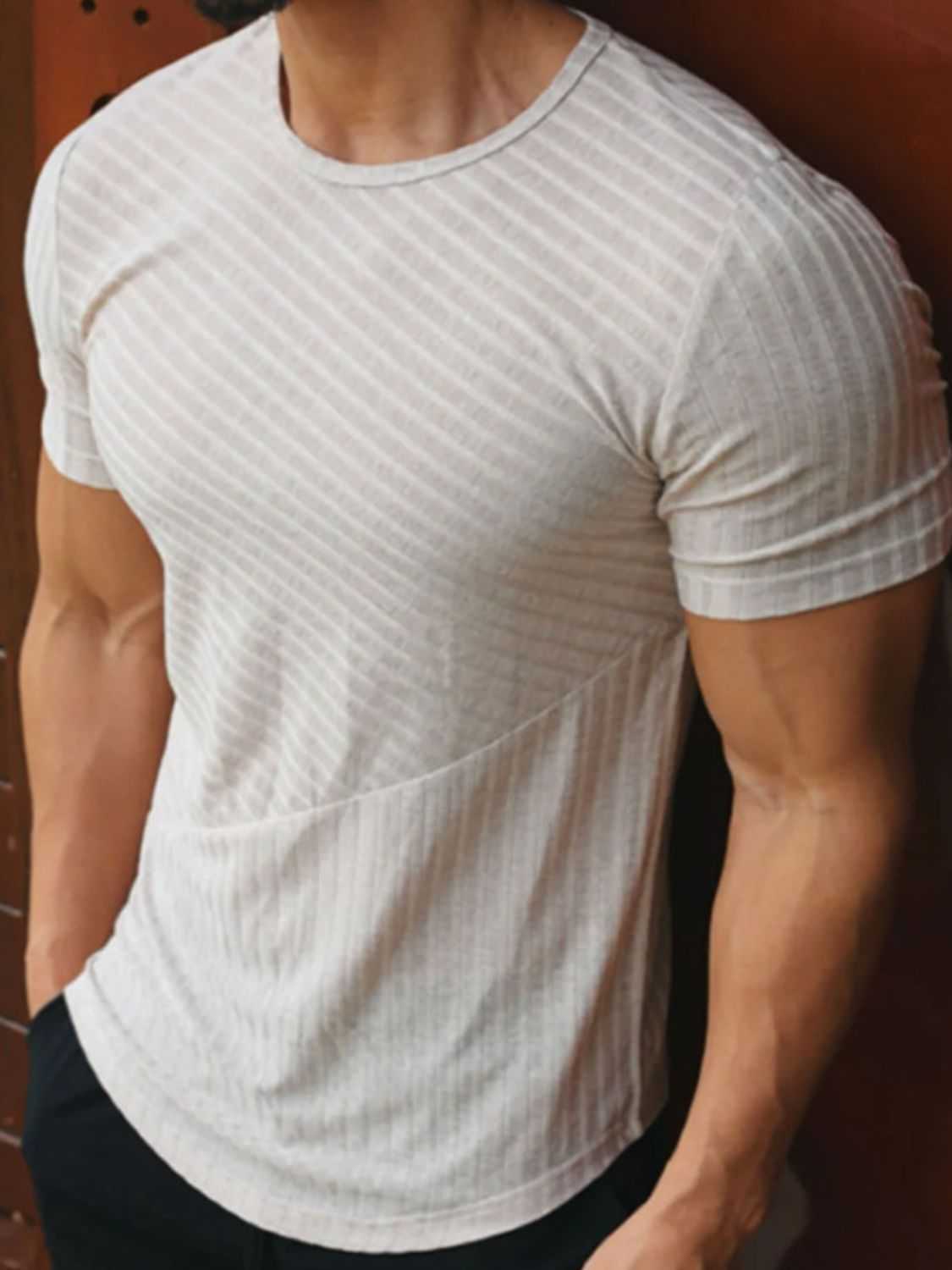 Men's round neck short sleeve striped t-shirt with stretchy fabric.