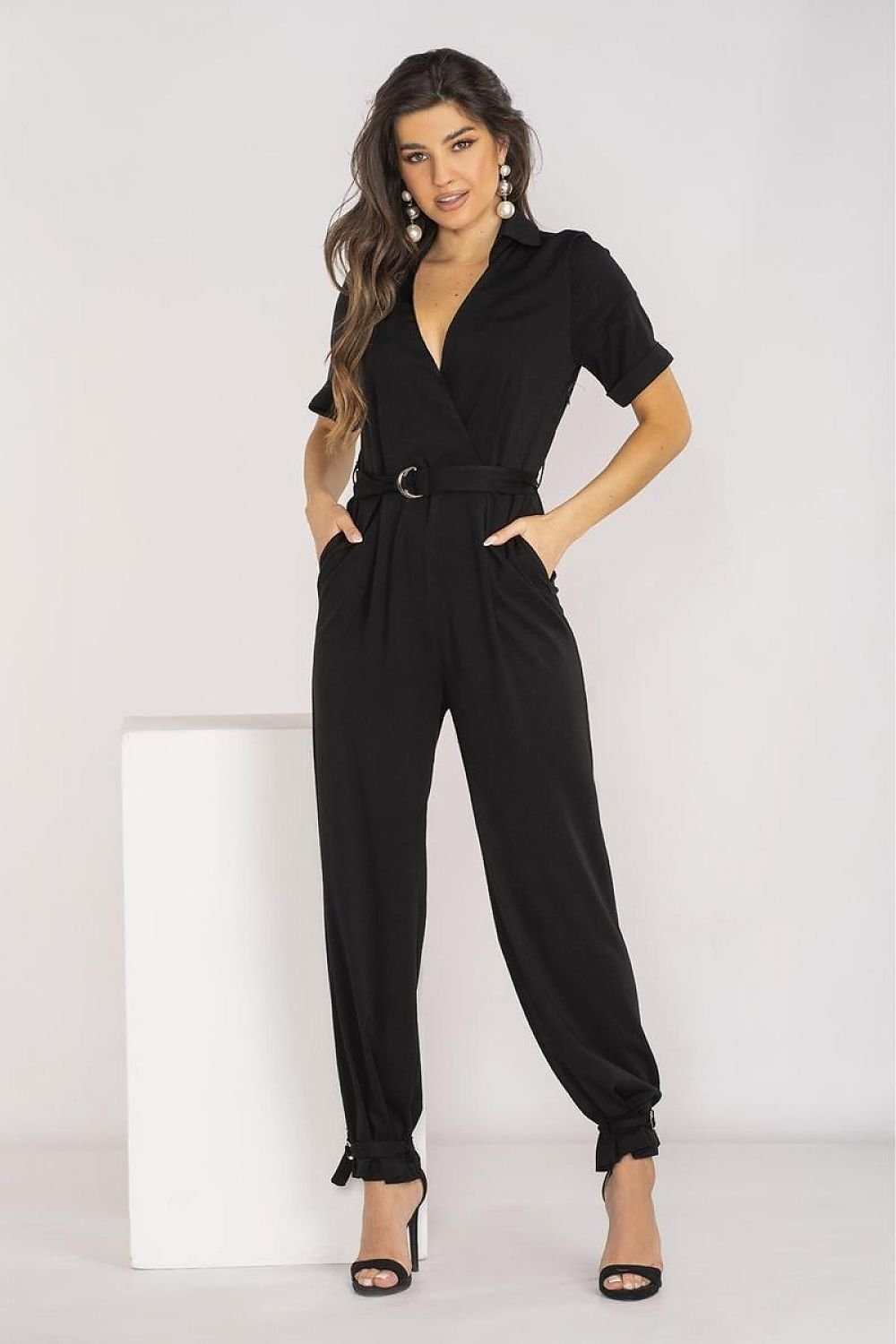 Black Suit Awama jumpsuit with classic collar, elastic waistband, belt, short sleeves, side pockets, and adjustable strapped long legs, ideal for summer.