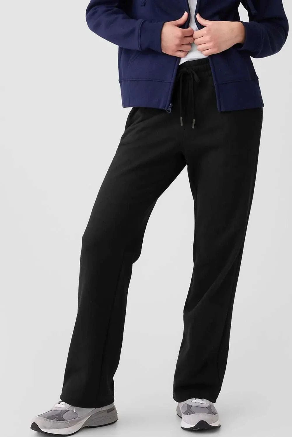 Drawstring pants with pockets, black, made of polyester and cotton, comfortable fit.
