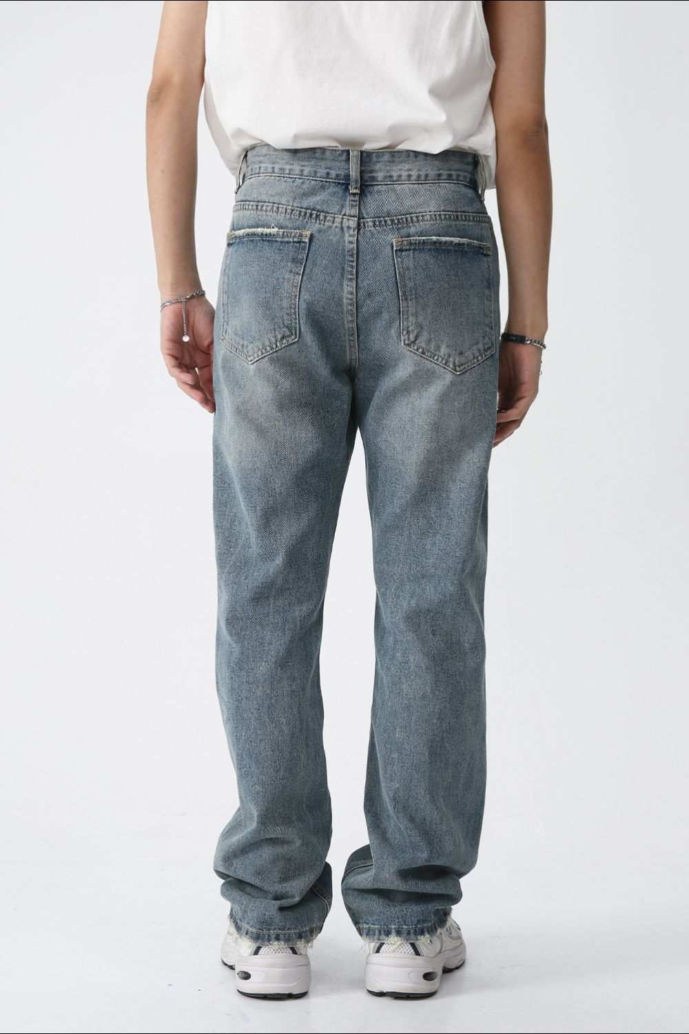 Mid rise men's jeans with pockets, basic style, 90% cotton.