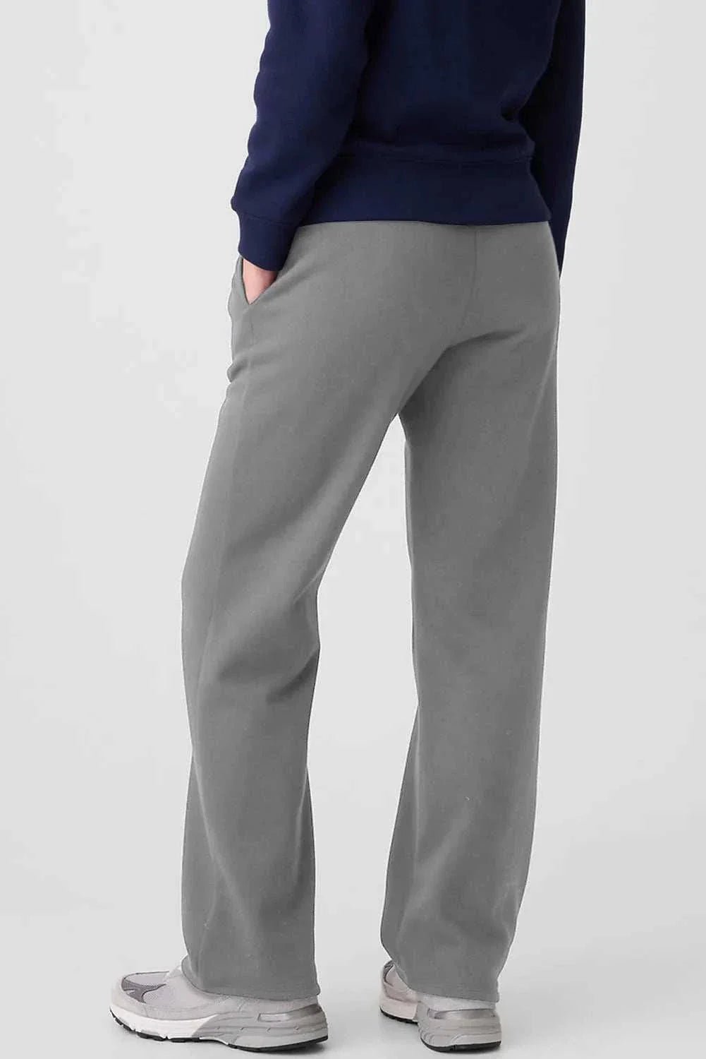 Drawstring pants with pockets in gray, made of polyester and cotton.