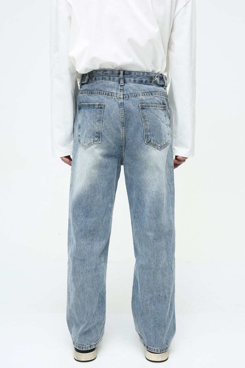Men's washed straight-leg jeans in light blue denim, featuring a basic style and no stretch.