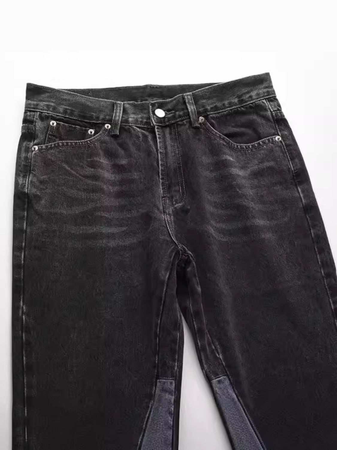 Men's washed bootcut jeans in dark denim, made of 95% cotton and 5% polyester.