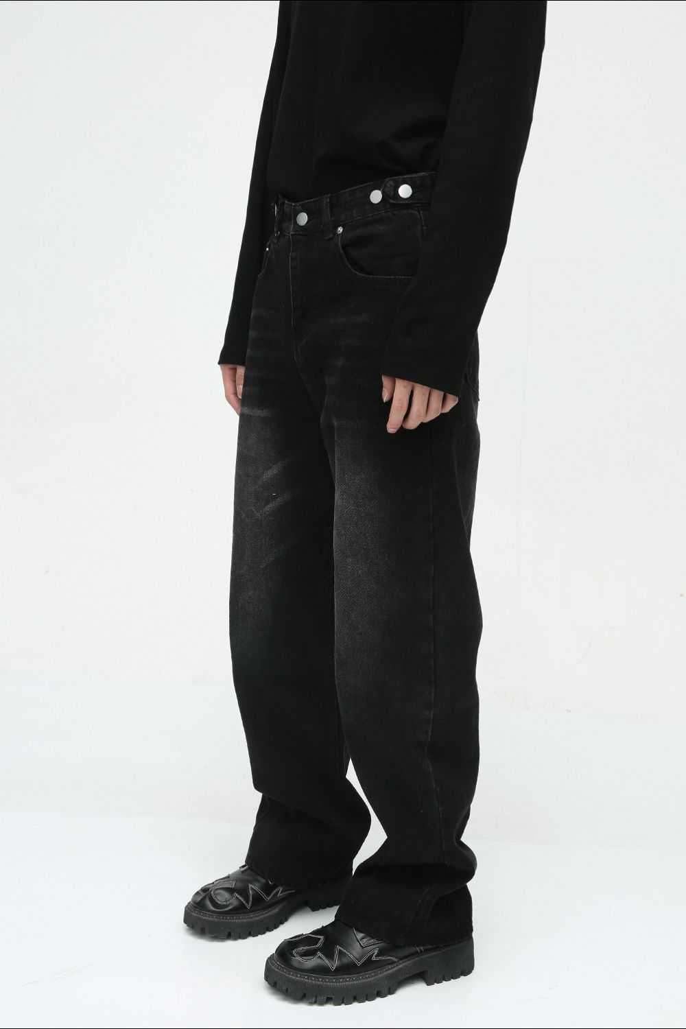 Men's washed straight-leg jeans without stretch made from cotton blend.