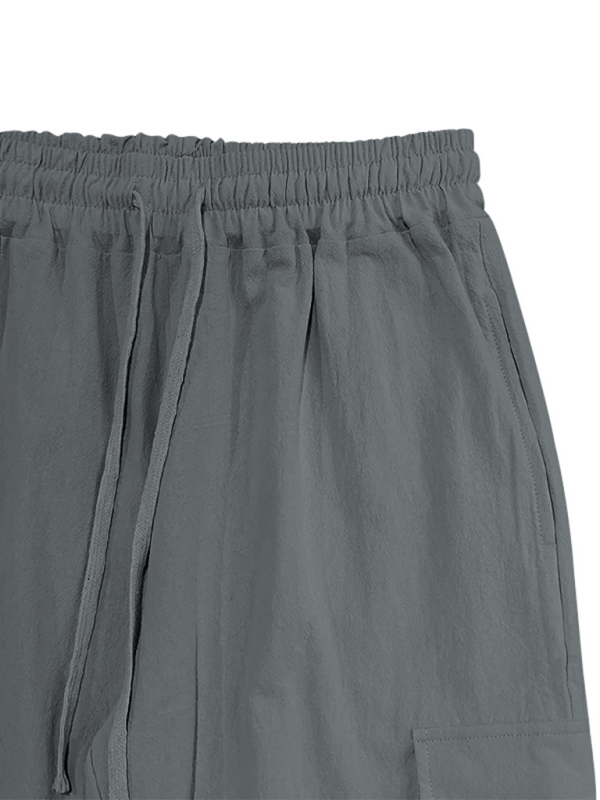 Casual cuffed multi-pocket drawstring trousers made of 100% cotton.